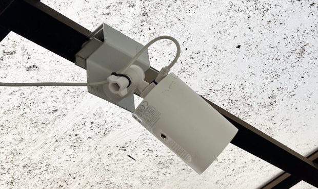 من دوربین امنیتی خورشیدی “Tapo C410 کیت” را در یک پارکینگ بدون برق نصب کردم.